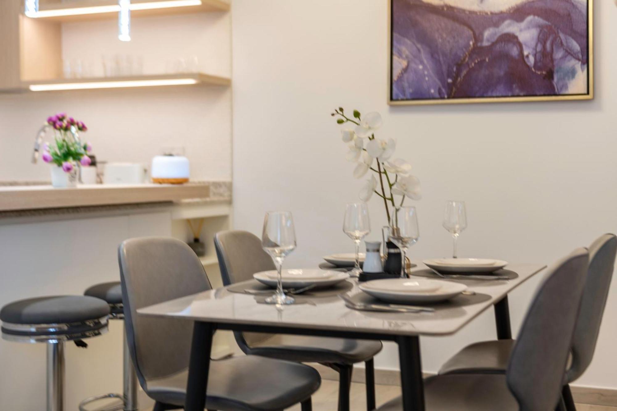 Manzil - Modern1 Bedroom With Pool In Jvc Dubai